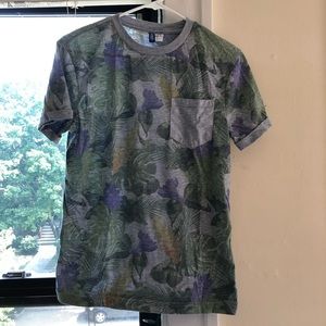 Tropical floral tee! 🌿😎